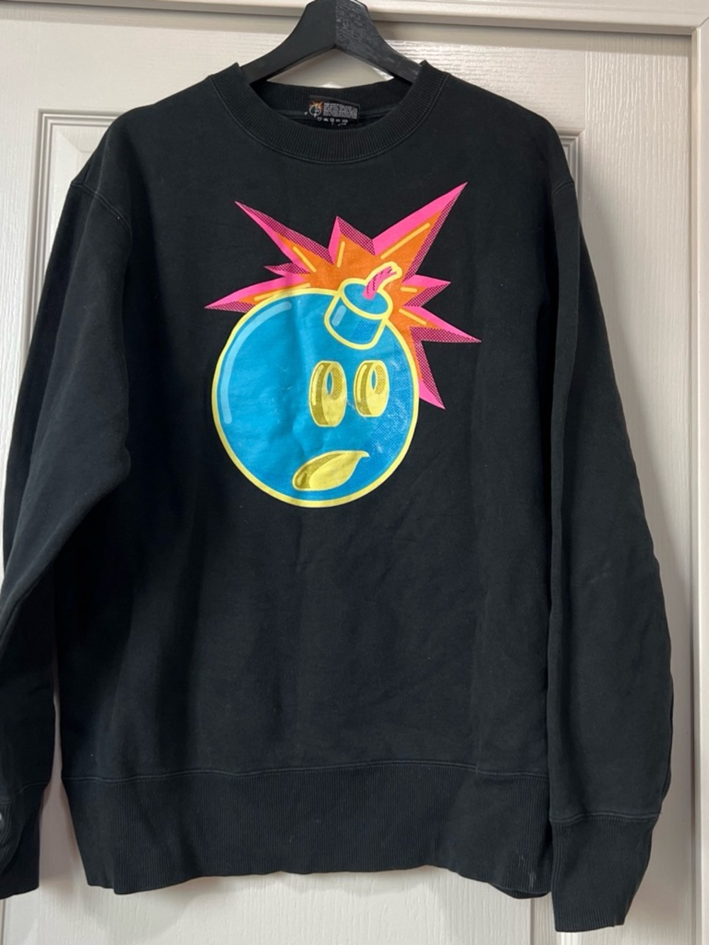 Black Graphic Crewneck Sweatshirt with Neon Bomb Motif The hundreds